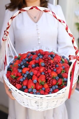 Корзина с миксом ягод "Сочное ассорти"