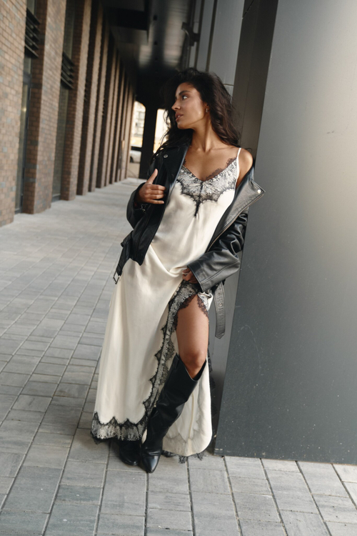 Комбине с разрезом и кружевом