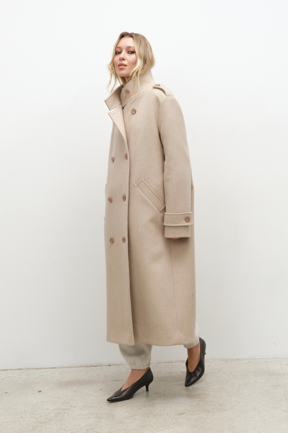 Пальто со стойкой экрю