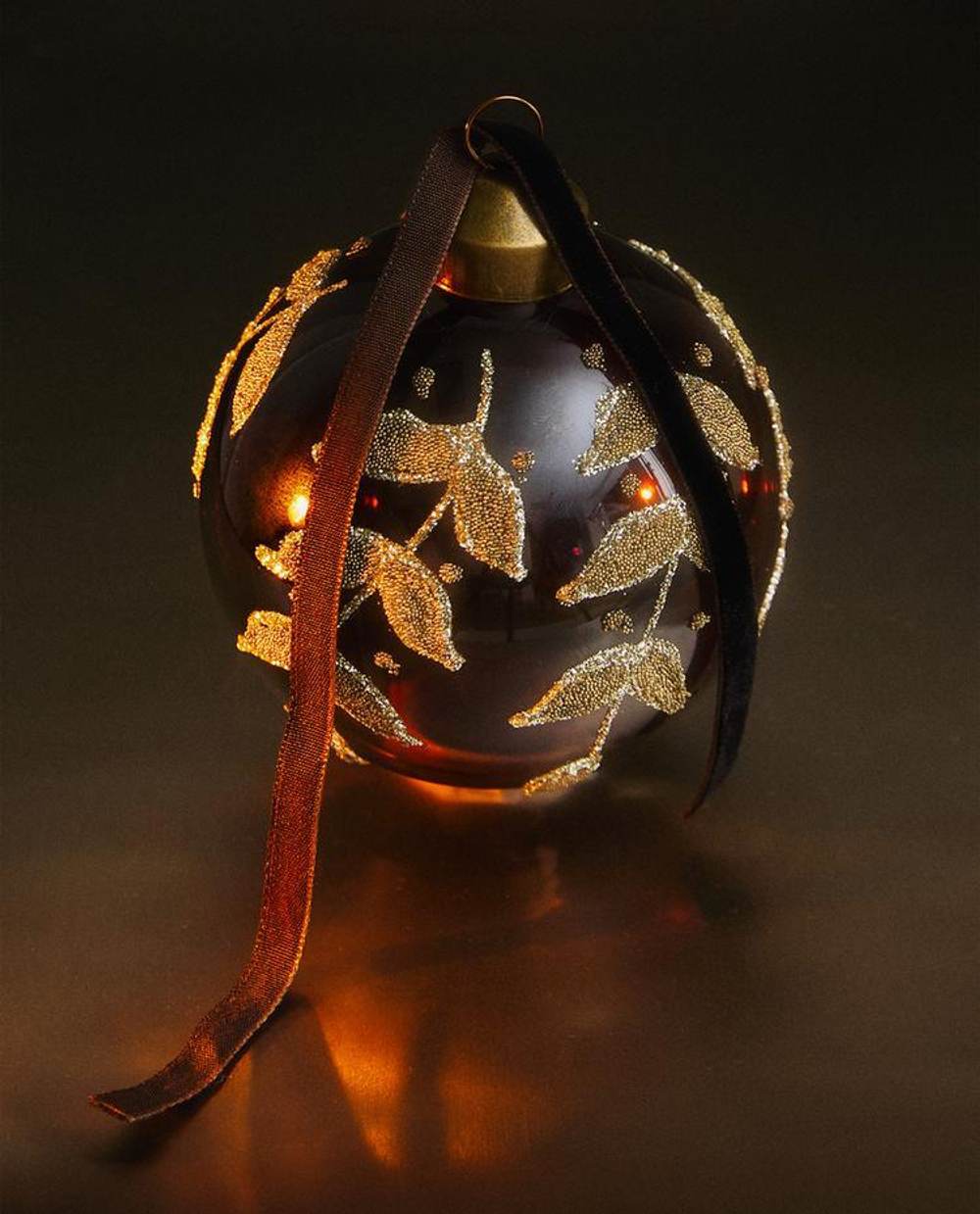 ZARA HOME ЕЛОЧНЫЙ ШАР ИЗ СТЕКЛА С УЗОРОМ «ЛИСТЬЯ», КОРИЧНЕВЫЙ