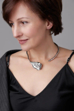 Колье-обруч Flora Belissima ассиметричный плоский лепесток, оттенок серебро