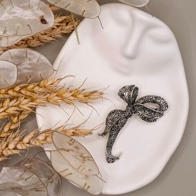 Брошь " Игривый Бант" со стразами.