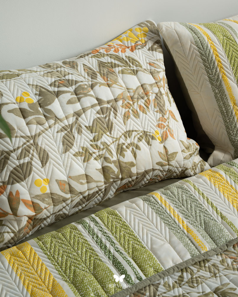 Комплект стеганного покрывала и 2 наволочек Kaj Double-Side Yellow Hermodr 130220319 Иран