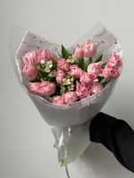 Букет из 19 розовых пионовидных тюльпанов и белого оксипеталума