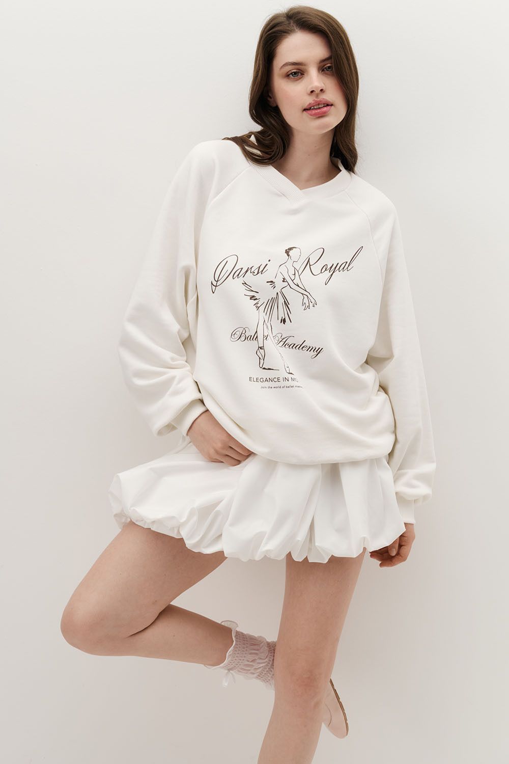 Свитшот с V-образным вырезом кремового цвета