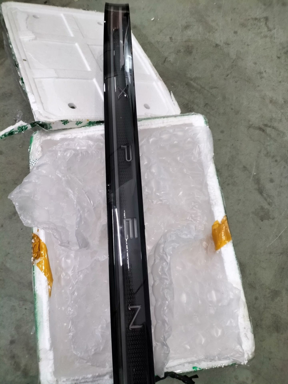 Задняя панельная фара (центральная) для XPeng X9 Оригинал