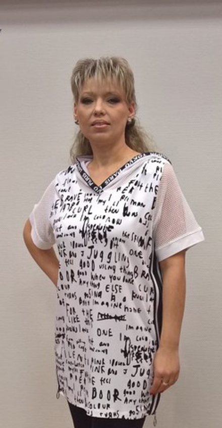 Оригинальная туника с сеткой на рукавах и капюшоне