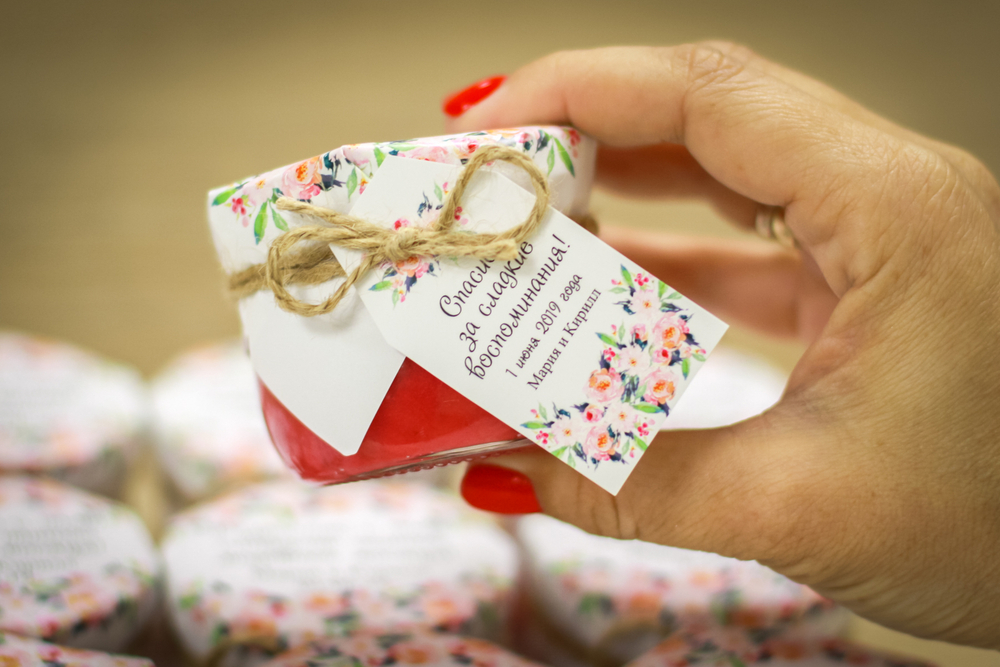 Бонбоньерка с крем-медом на свадьбу с принтом и биркой