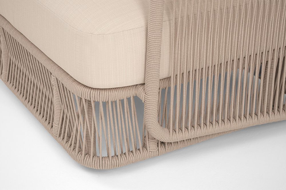 "Альбано" кресло плетеное из роупа, каркас алюминий светло-серый (RAL7035) муар, роуп бежевый круглый, ткань Mossle светло-бежевая