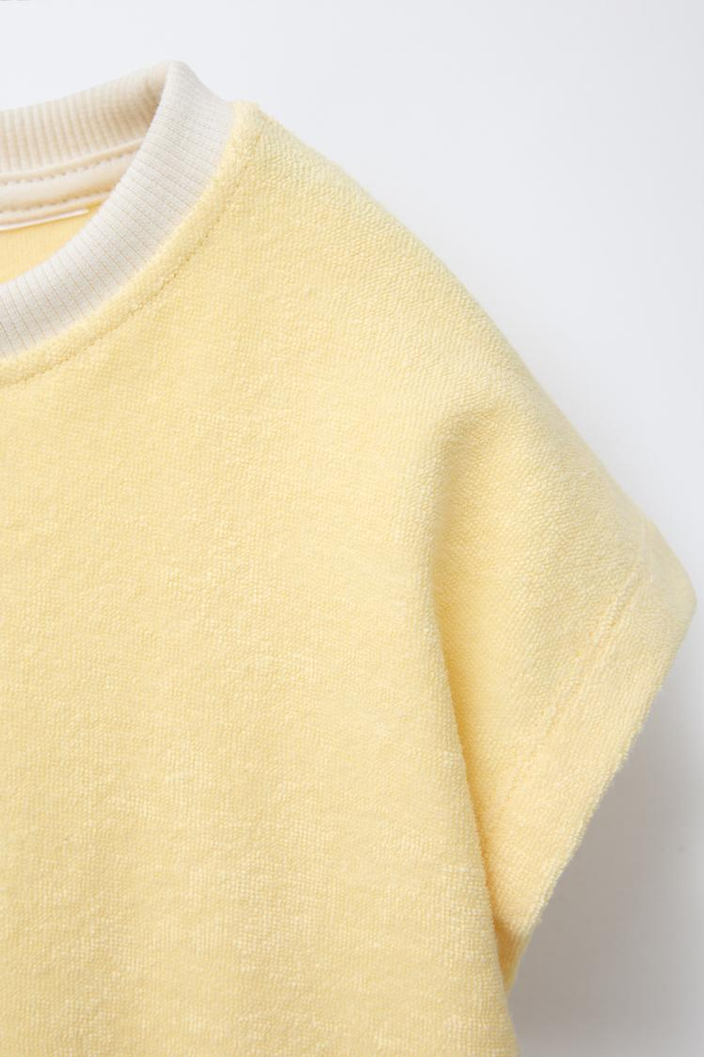 ZARA КОМПЛЕКТ ИЗ ФУТБОЛКИ И ШОРТОВ ИЗ МАХРОВОЙ ТКАНИ, СВЕТЛО-ЖЕЛТЫЙ