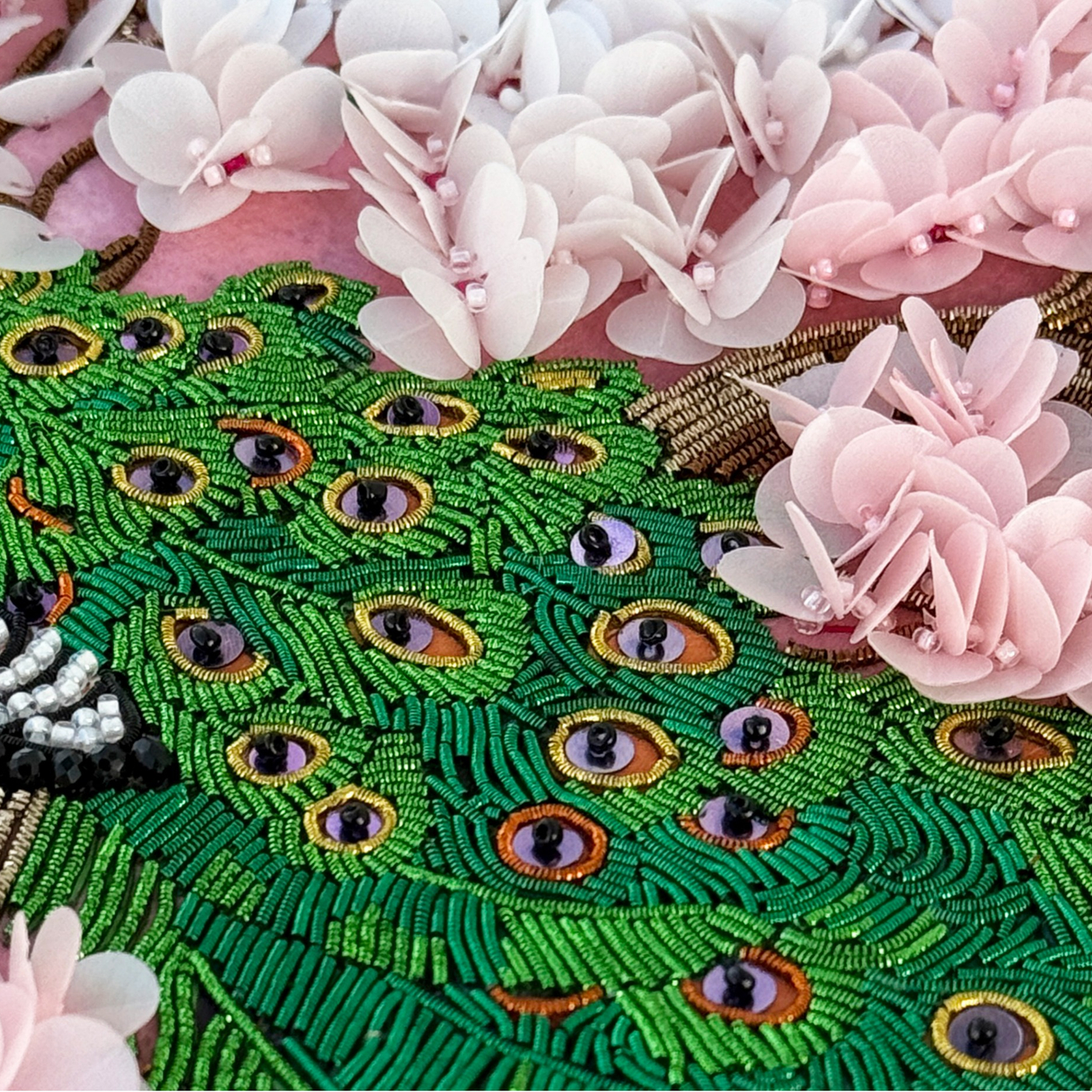 Павлин на цветущей сакуре