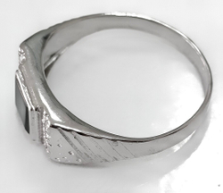 Ювелирное кольцо из серебра с ониксом