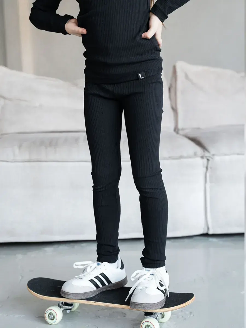 Черный костюм для девочки на осень