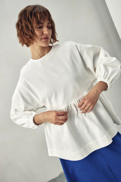 Рубашка с баской и кнопками на спине из молочной джинсы