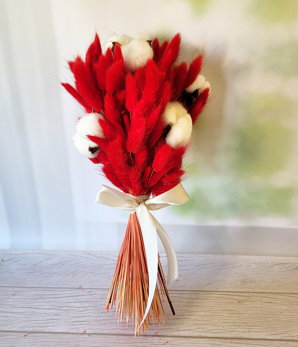 Букет сухоцветов из хлопка и лагуруса красного