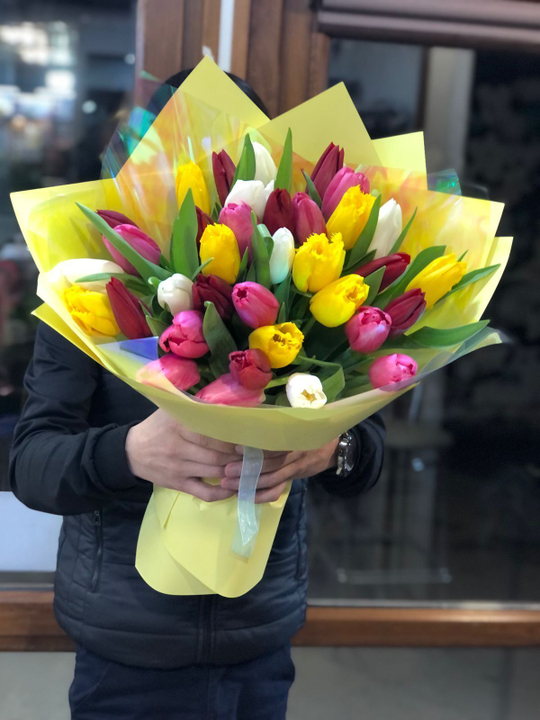 Букет из 39 разноцветных тюльпанов