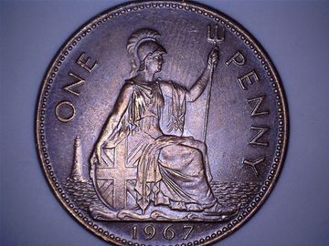 Монета под микроскопом - 1 пенни, реверс, Англия, 1967