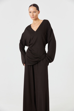 Лонгслив с V-образным вырезом