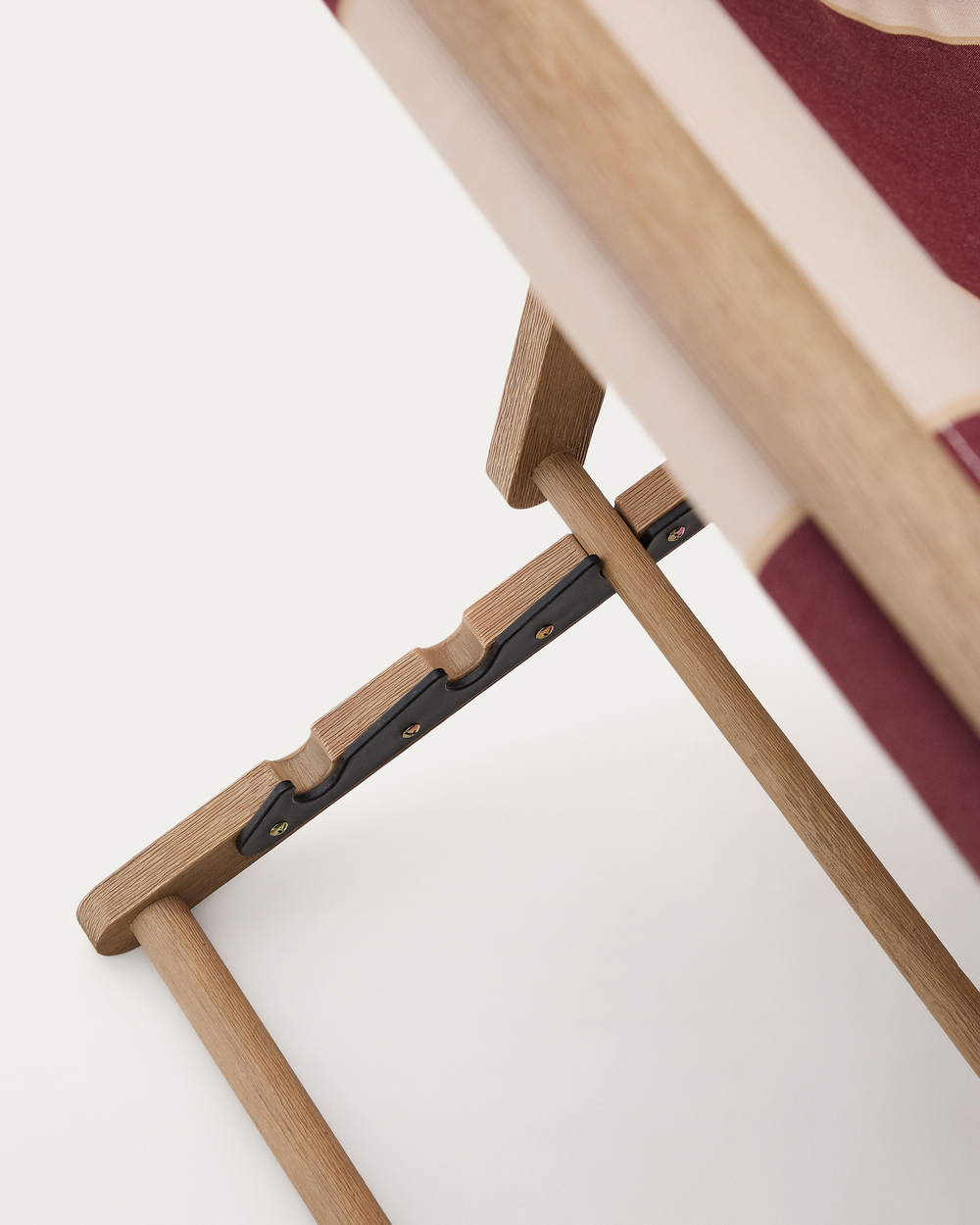 Vilara Складной шезлонг для улицы в полоску бордового и бежевого цвета