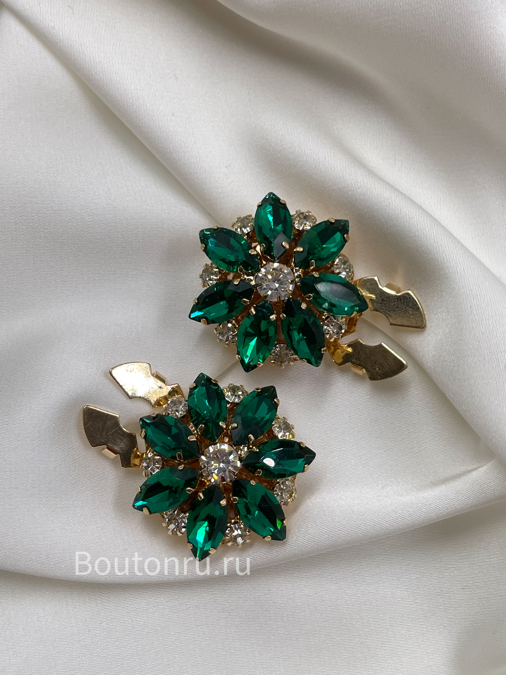 Накладка на пуговицу в форме цветка золотистые с зелеными стразами (клипсы)