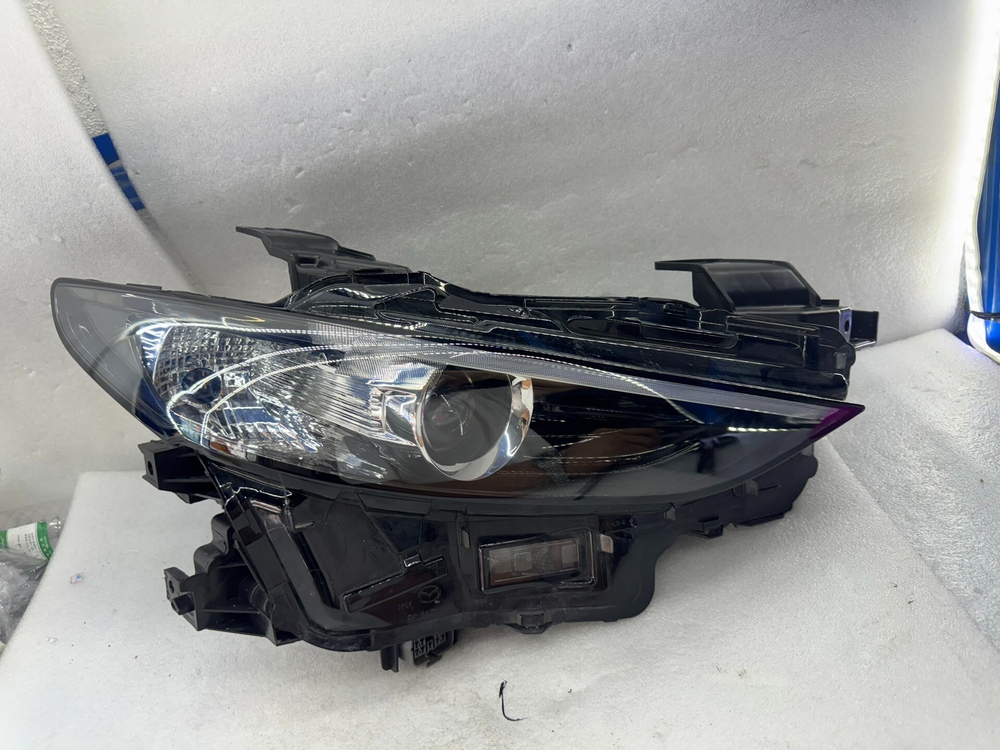 LED фара (правая/левая) для Mazda 3 Axela оригинал