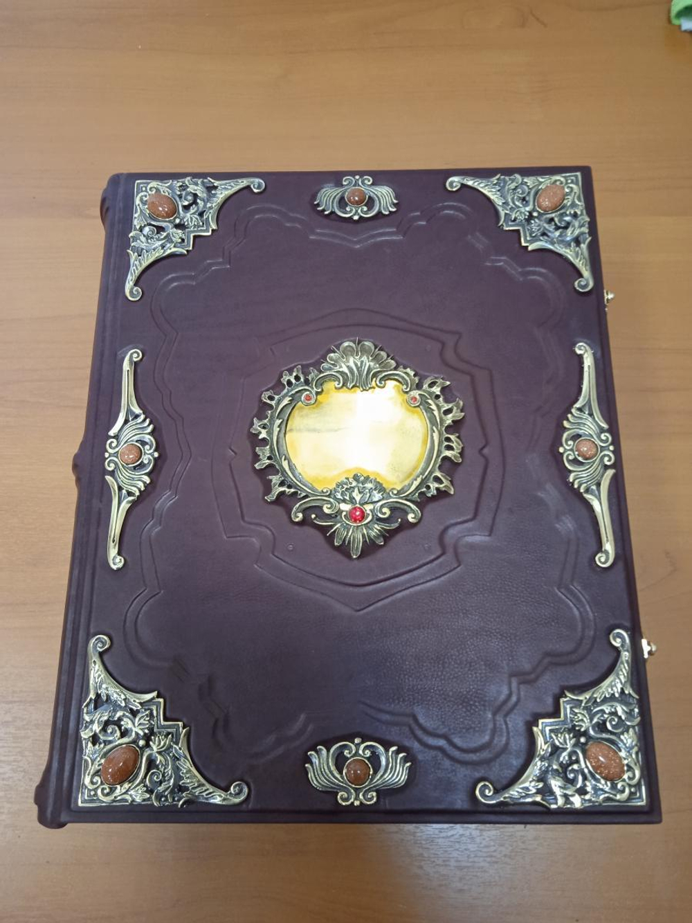 Подарочная родословная книга "Ювелирная" из натуральной кожи, с накладкой (бордовая)