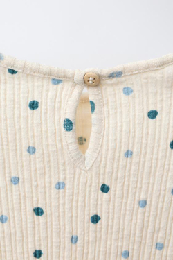 ZARA ФУТБОЛКА С ЦВЕТОЧНЫМ РЕЛЬЕФОМ, ЭКРЮ/СИНИЙ