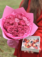 Букет из пионовидных роз «Purpur» 15 шт и клубника в шоколаде