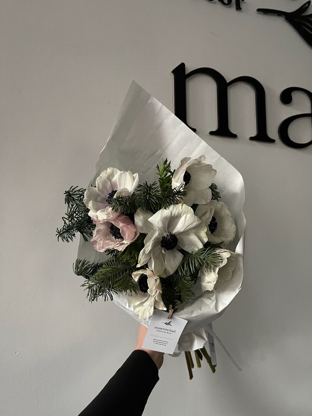 Букет из анемонов и хвои