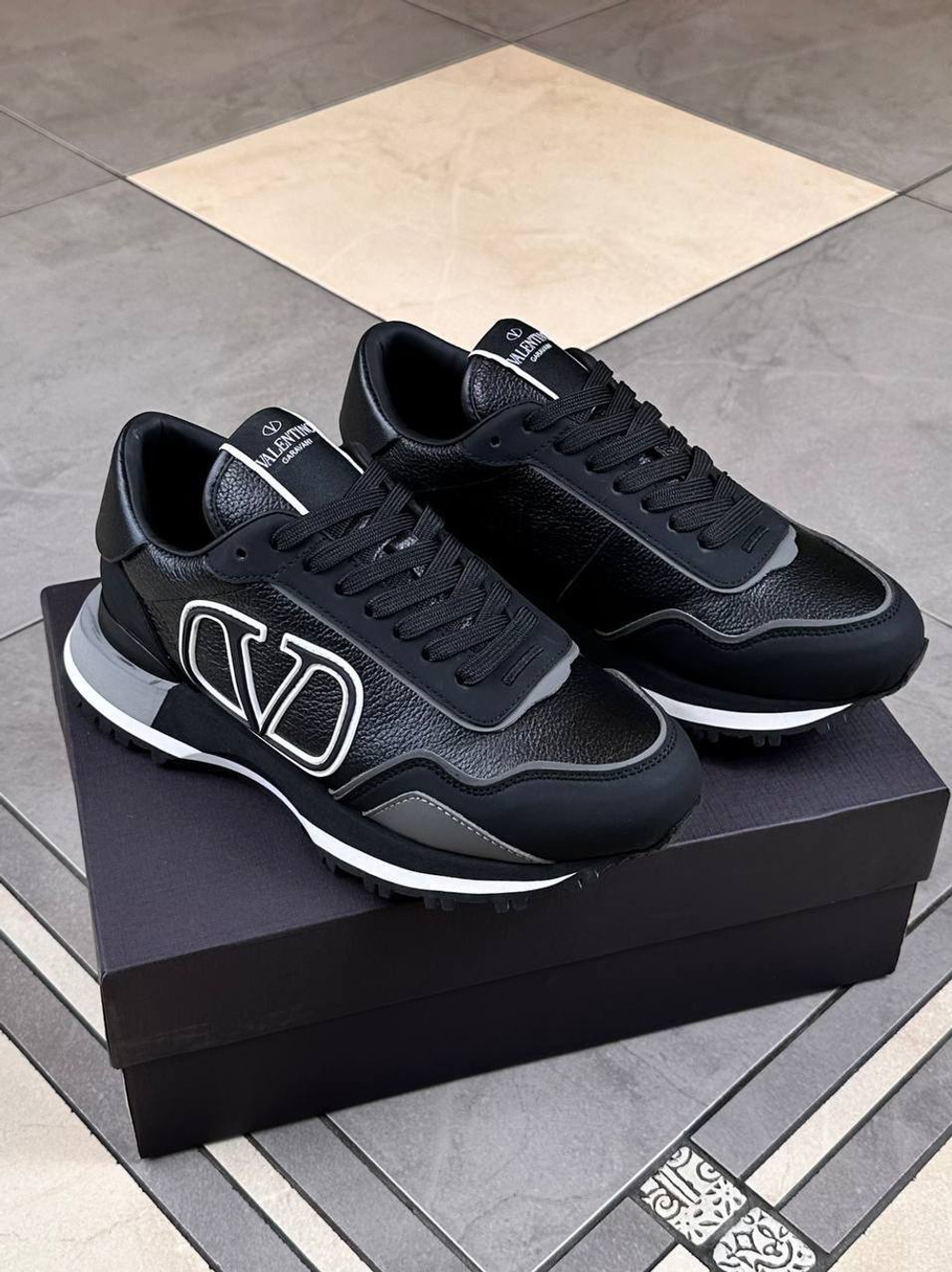 Кроссовки Valentino