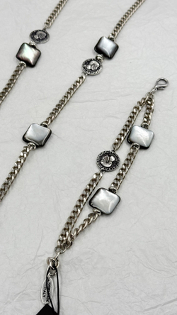 Браслет двойная цепь с монетами и темным квадратным перламутром, оттенок серебро