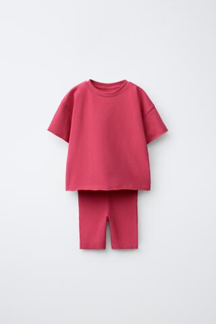 ZARA КОМПЛЕКТ ИЗ ФУТБОЛКИ И ВЕЛОСИПЕДНЫХ ЛЕГИНСОВ В РУБЧИК, КЛУБНИЧНЫЙ