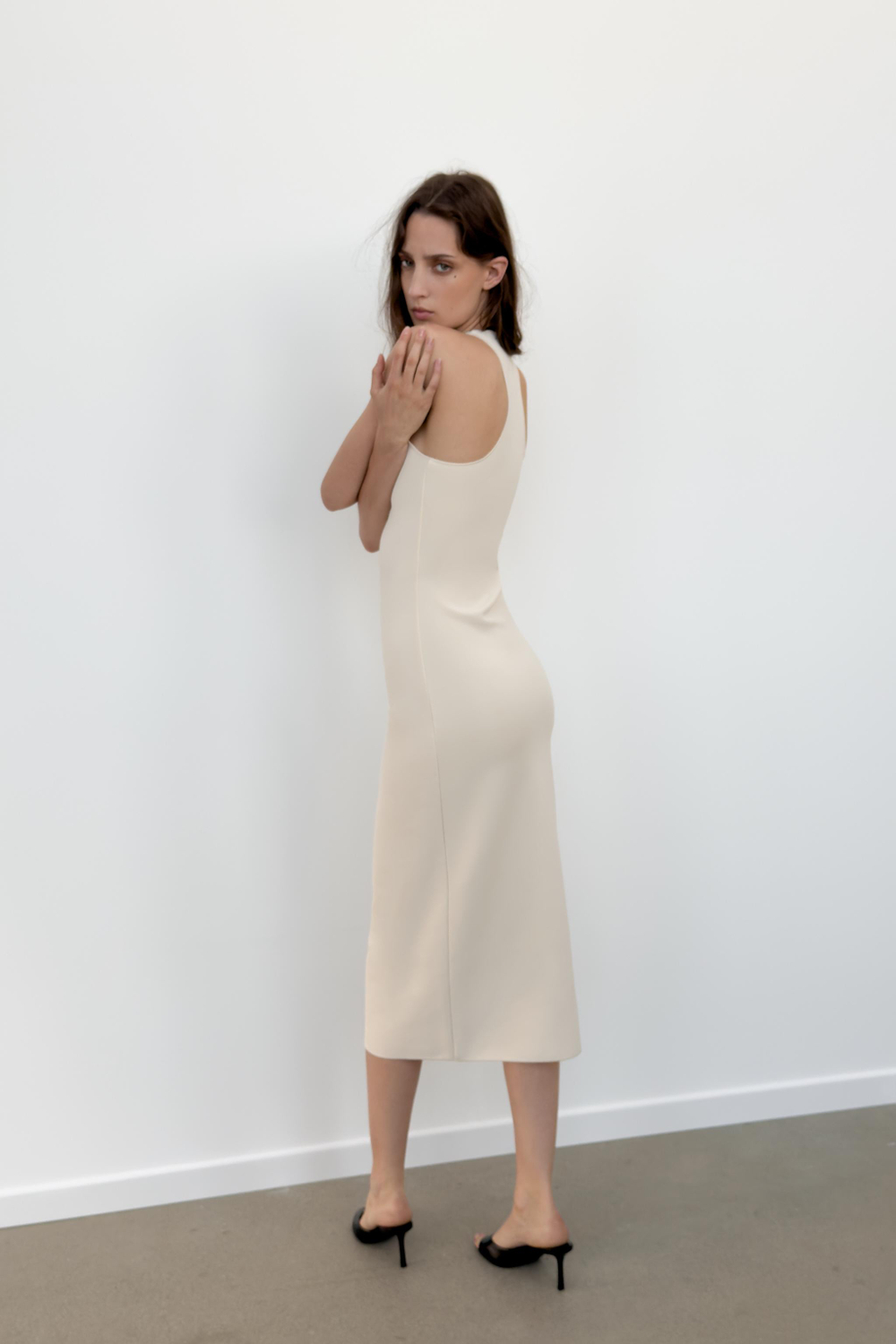 ZARA ЭЛАСТИЧНОЕ ПЛАТЬЕ С ГОРЛОВИНОЙ ХАЛТЕР, ЭКРЮ