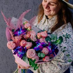 79. Необычный нежный букет с синими орхидеями