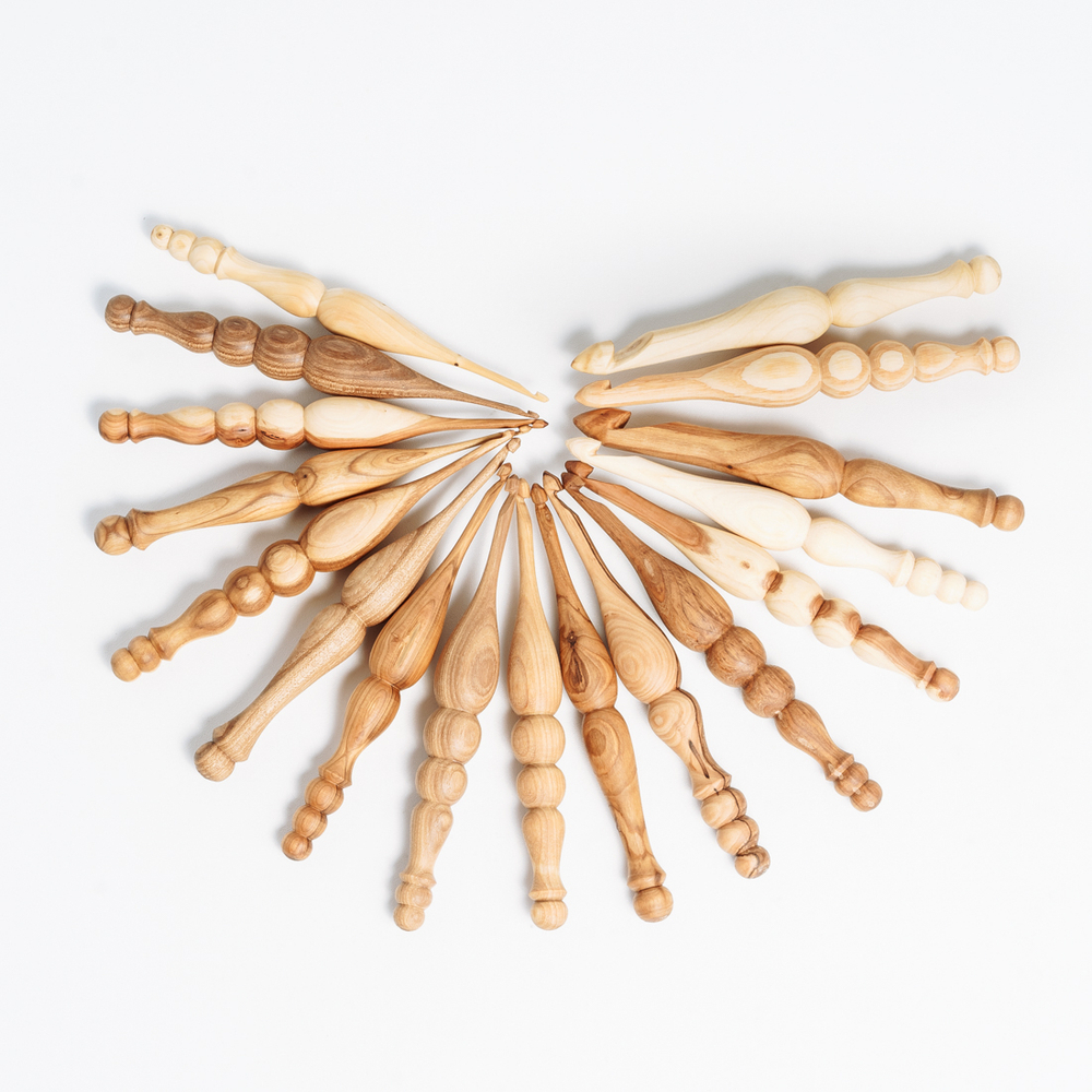 Вязальные крючки (17 шт) из разных пород древесины. KN11