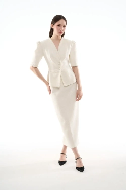 Белый жакет с объемными плечами и баской