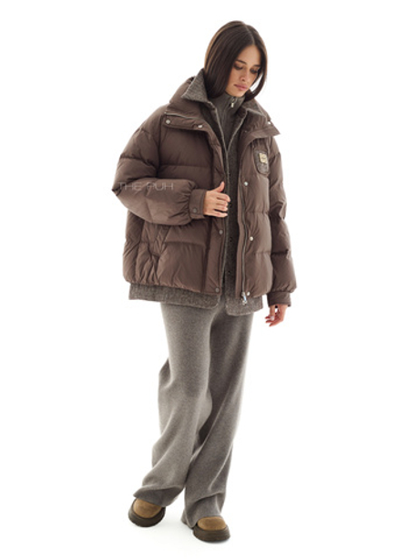 Коричневый пуховик с комбинированной рубашкой