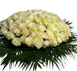 Траурная корзина из живых цветов «100 белых роз, папоротник»