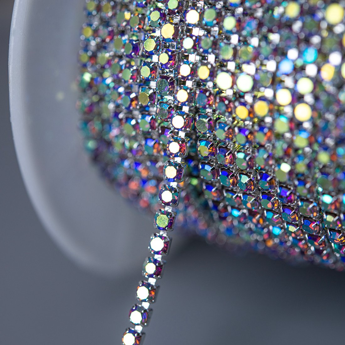 Стразовая цепь дуохромная, 2мм, фиолетовый кристалл с зеленым напылением в серебристых цапах