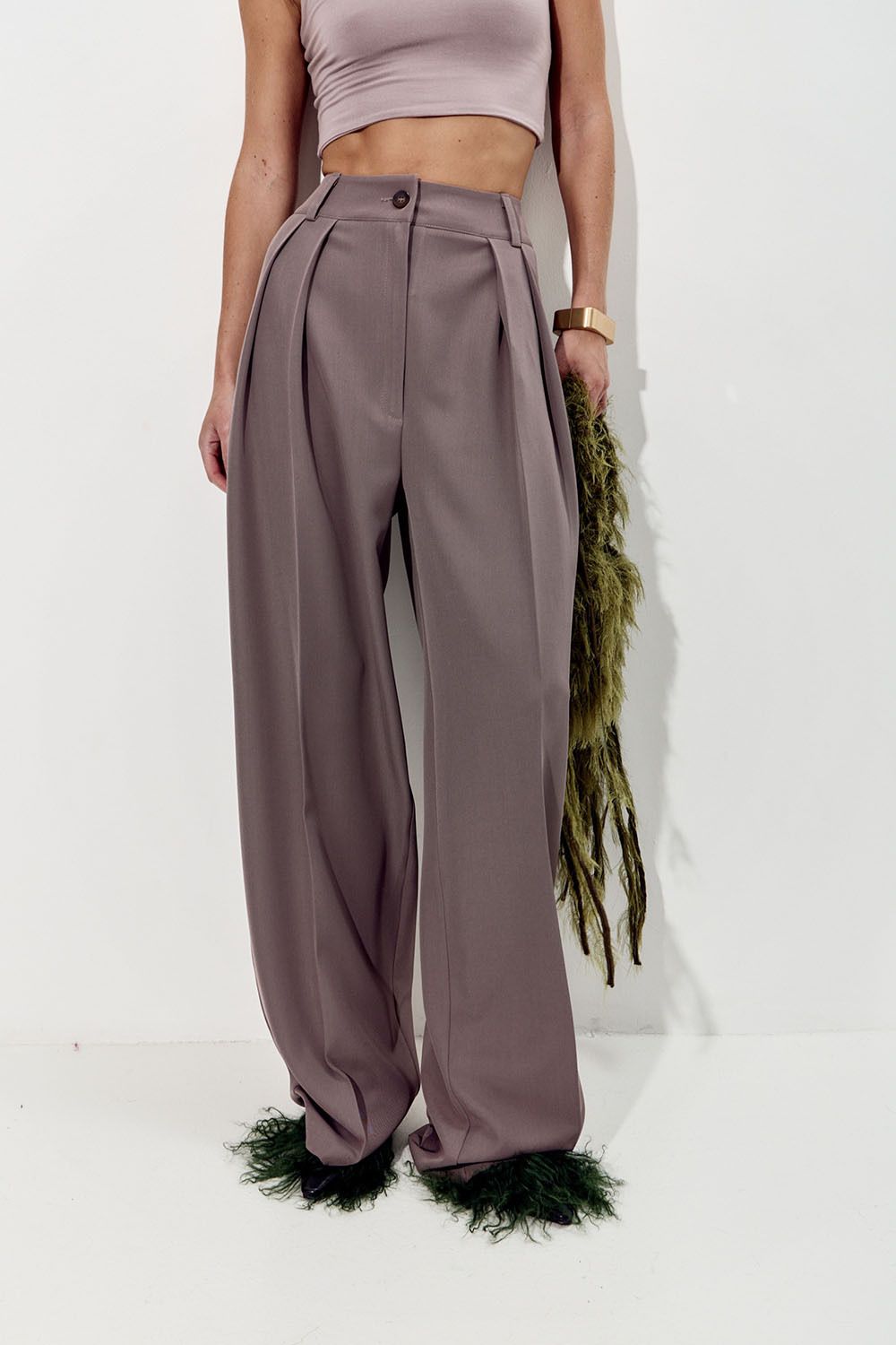 Брюки палаццо свободные с защипами цвета тауп