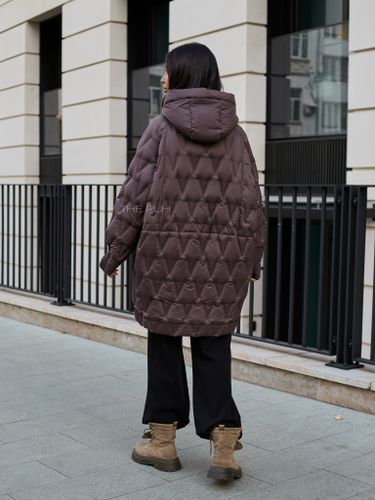 Шоколадный удлиненный пуховик с манишкой-капюшоном