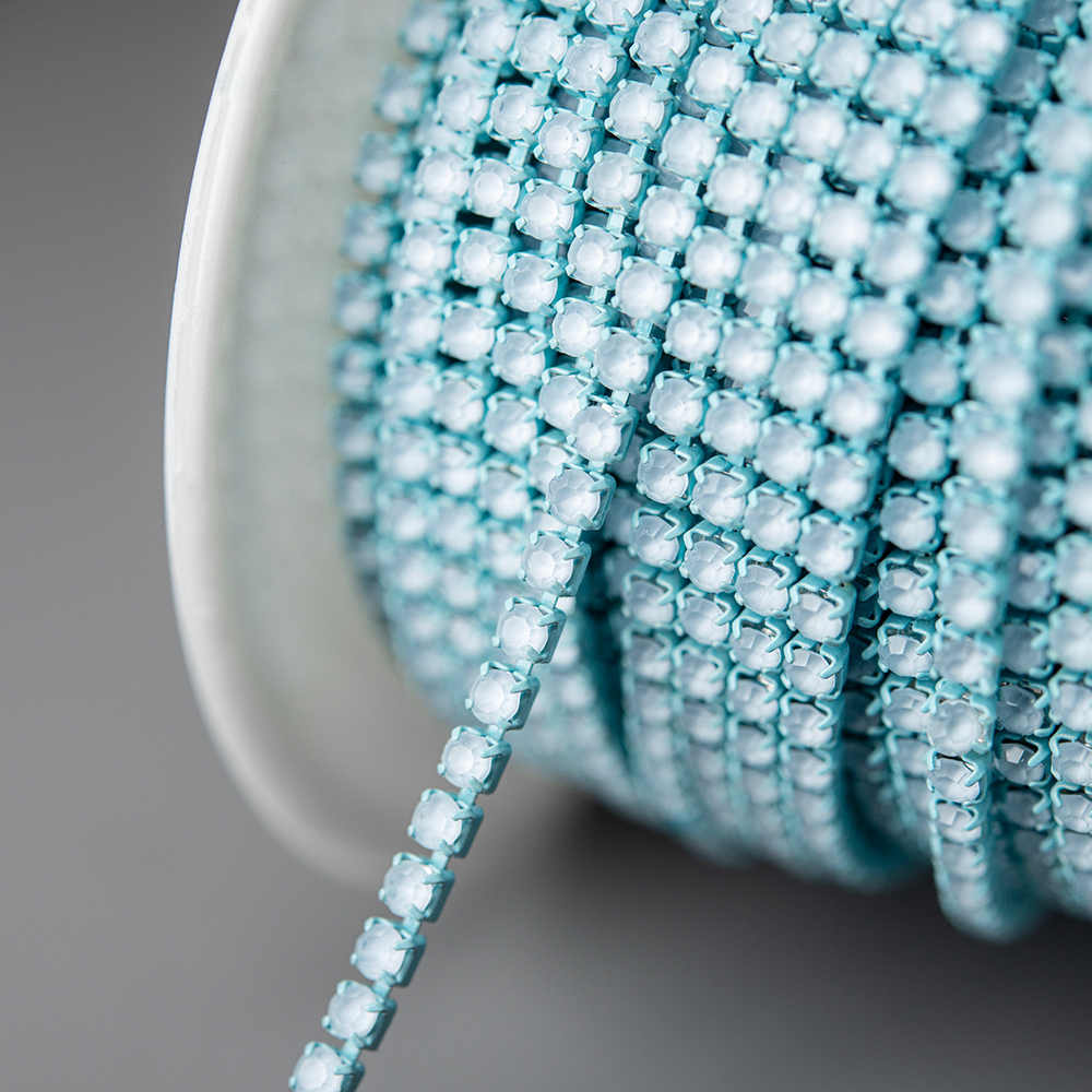 Матовая стразовая цепь, 2мм, голубой кристалл в нежно-голубых цапах