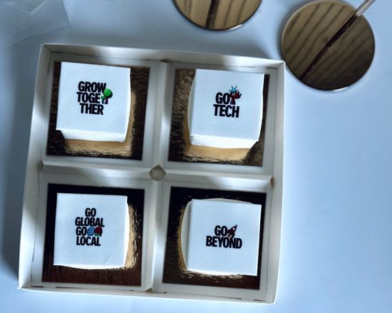 Пирожные с логотипом компании/коробочка на 4 шт