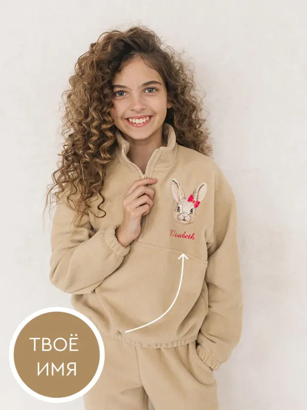 Девочка в бежевом флисовом анораке с персональной вышивкой, оптом от фабрики Божья Коровка