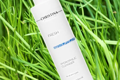 Выбираем лучшее очищающее средство: мицеллярная вода или гидрофильное масло?