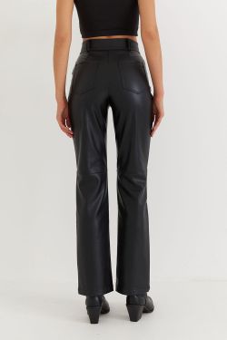 Брюки из экокожи прямые черного цвета
