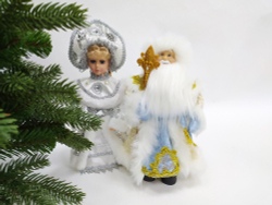 Снегурочка в белой с серебром шубе и кокошнике 30см Triumph Nord