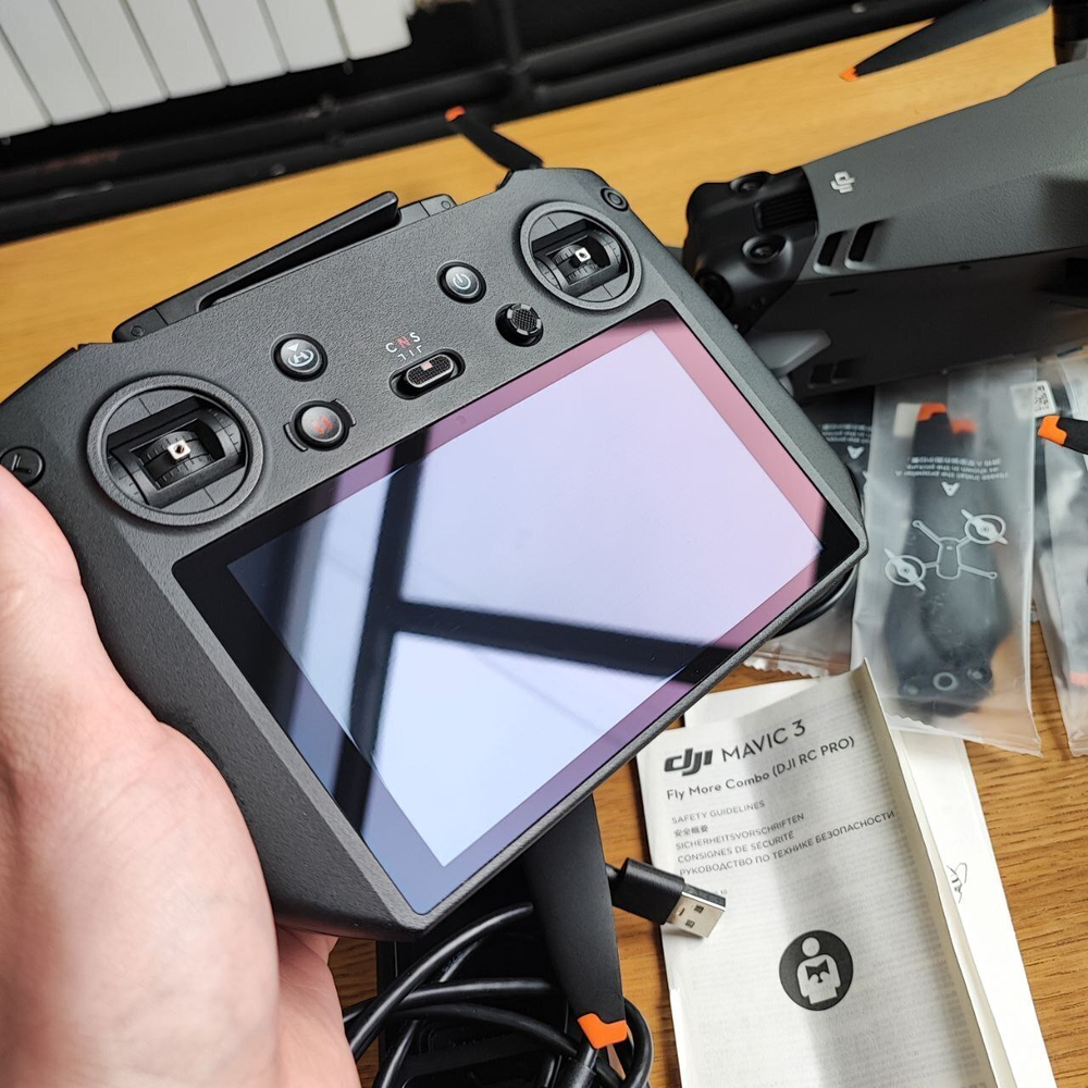 Квадрокоптер DJI Mavic 3 Fly More Combo (пульт DJI RC Pro) (уценка)
