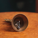 Латунный колокольчик с эмблемой острова Мэн «TRISKELION»