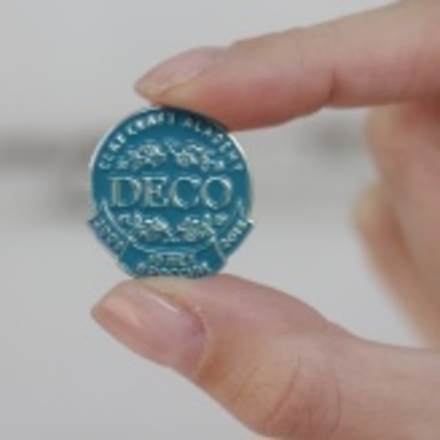 Значок с логотипом "10 лет DECO в России"